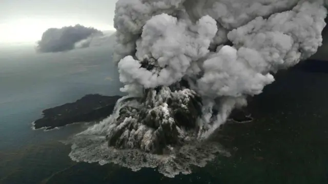 Gunung Anak Krakatau Kembali Erupsi 2 Kali Hari Ini, Warga Diminta Waspada