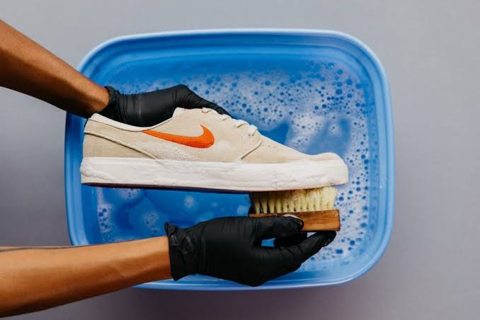 Bisnis Cuci Sepatu, Berapa Modal dan Potensi Keuntungannya?